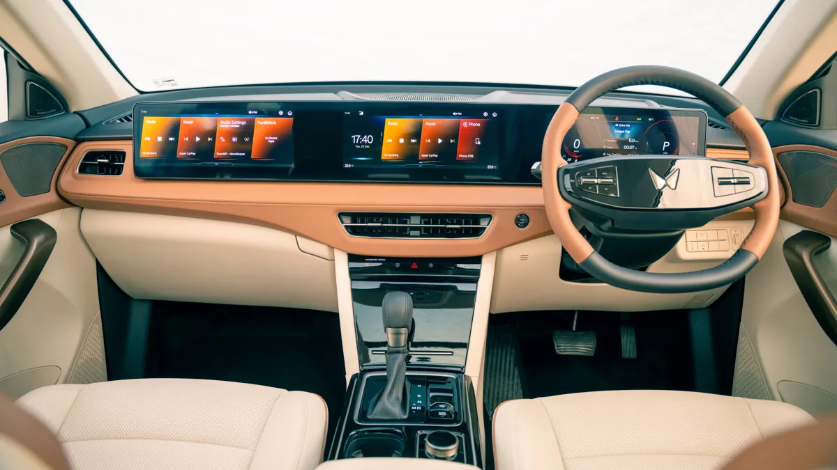 Mahindra XUV 7XO AX7